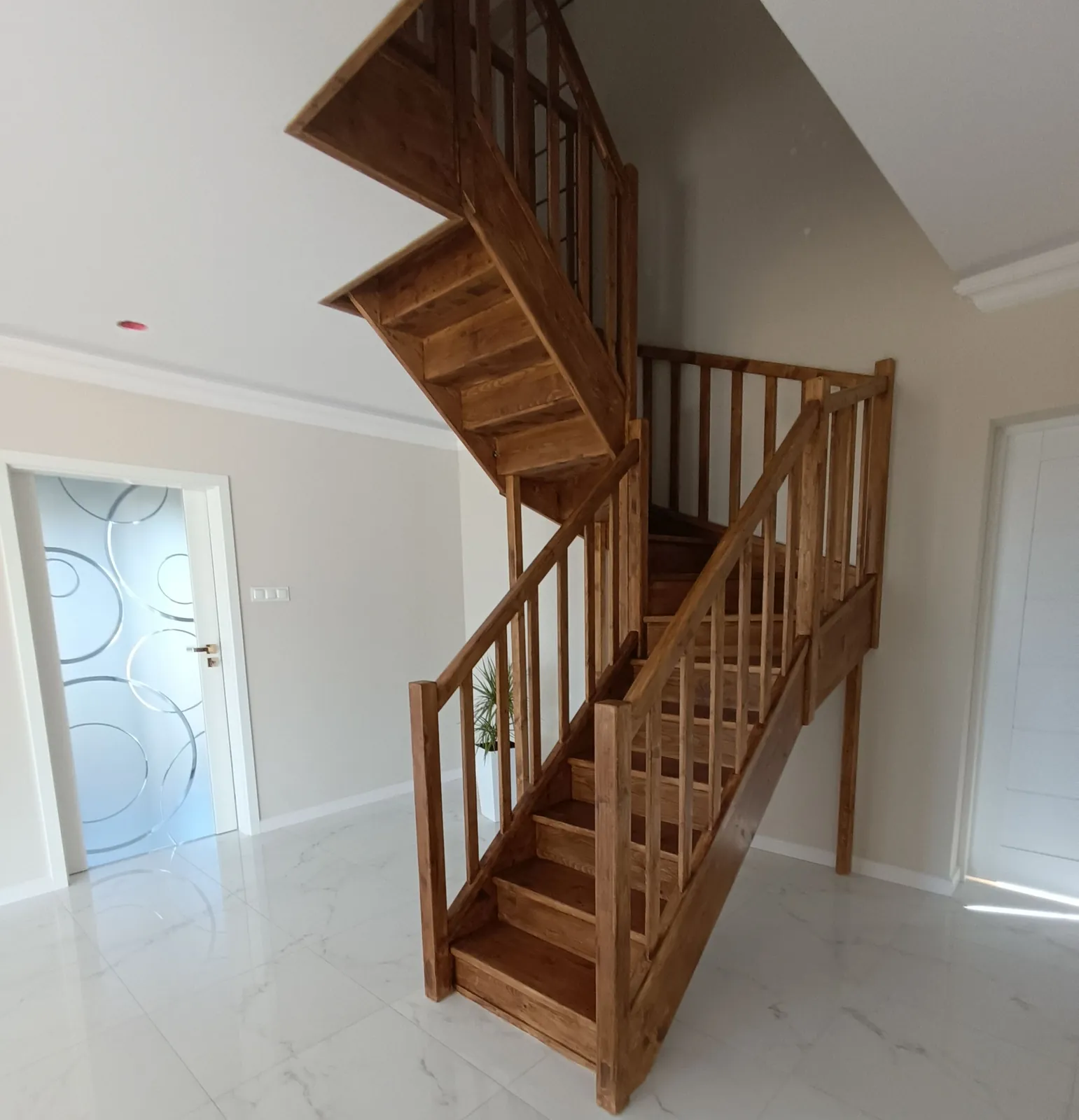 Schody dębowe z balustradą stalową
